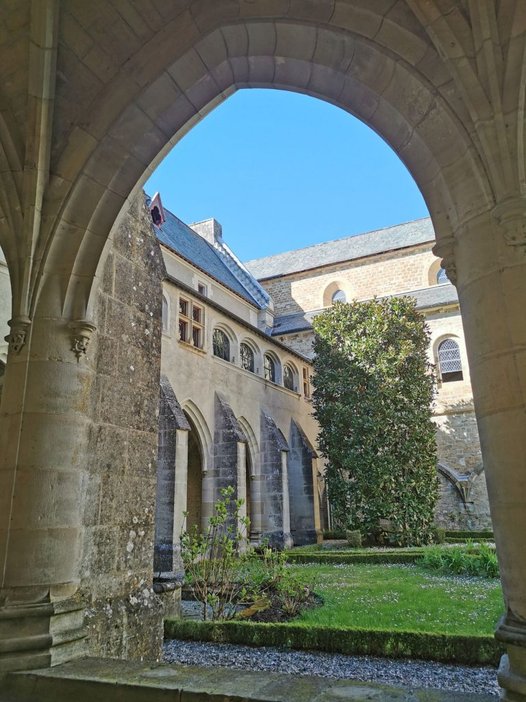 abbey-locdieu-arcade