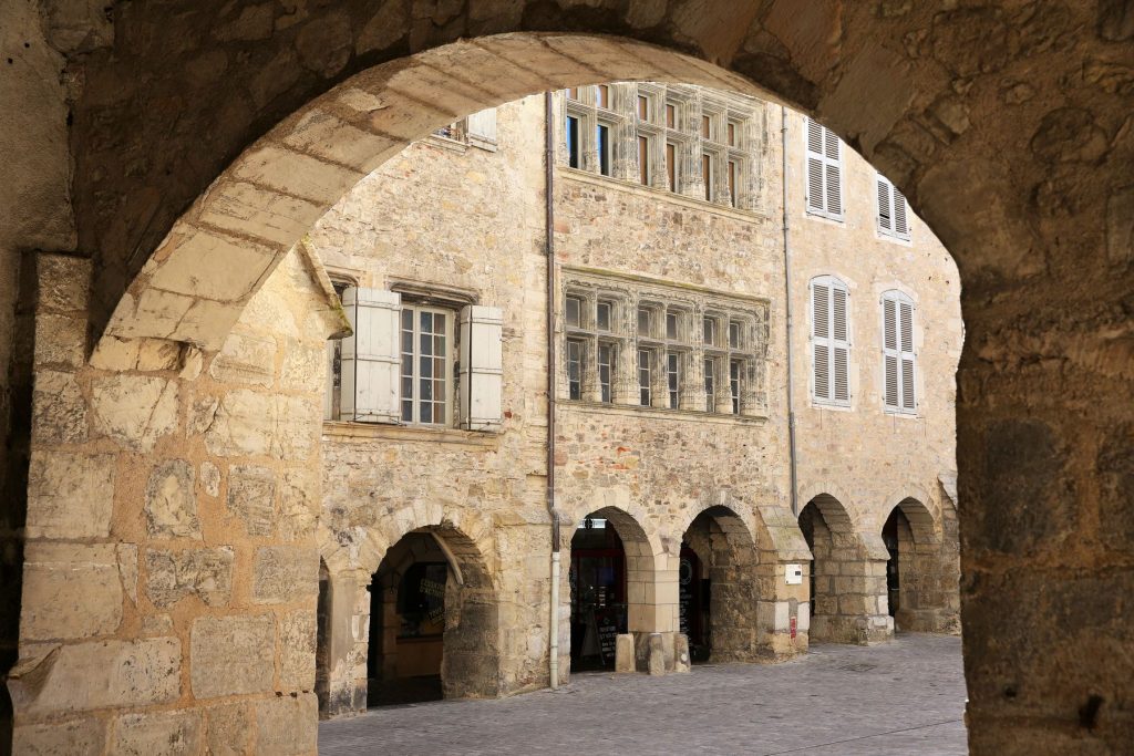 Posizionare Notre Dame nel cuore della città fortificata di Villefranche de Rouergue