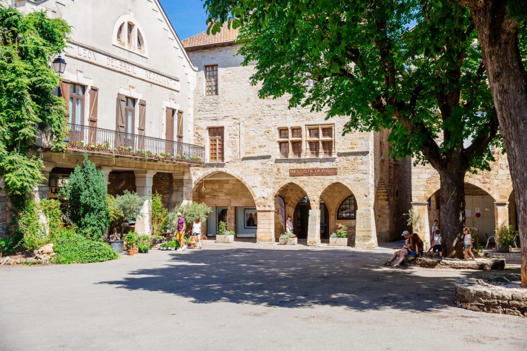 Place des Conques a Villeneuve d'Aveyron