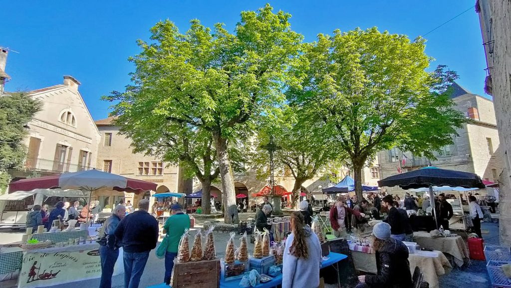 Markt-Villeneuve-Stände