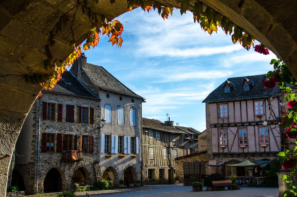 La Place aux Arcades Sauveterre de Rouergue La Place aux Arcades Sauveterre de Rouergue