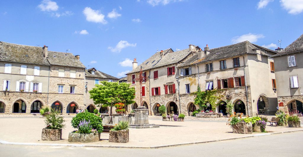 La Place aux Arcades Sauveterre de Rouergue La Place aux Arcades Sauveterre de Rouergue