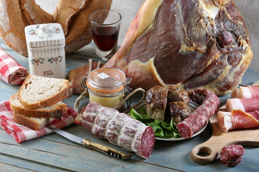 assiette de charcuterie aveyronnaise