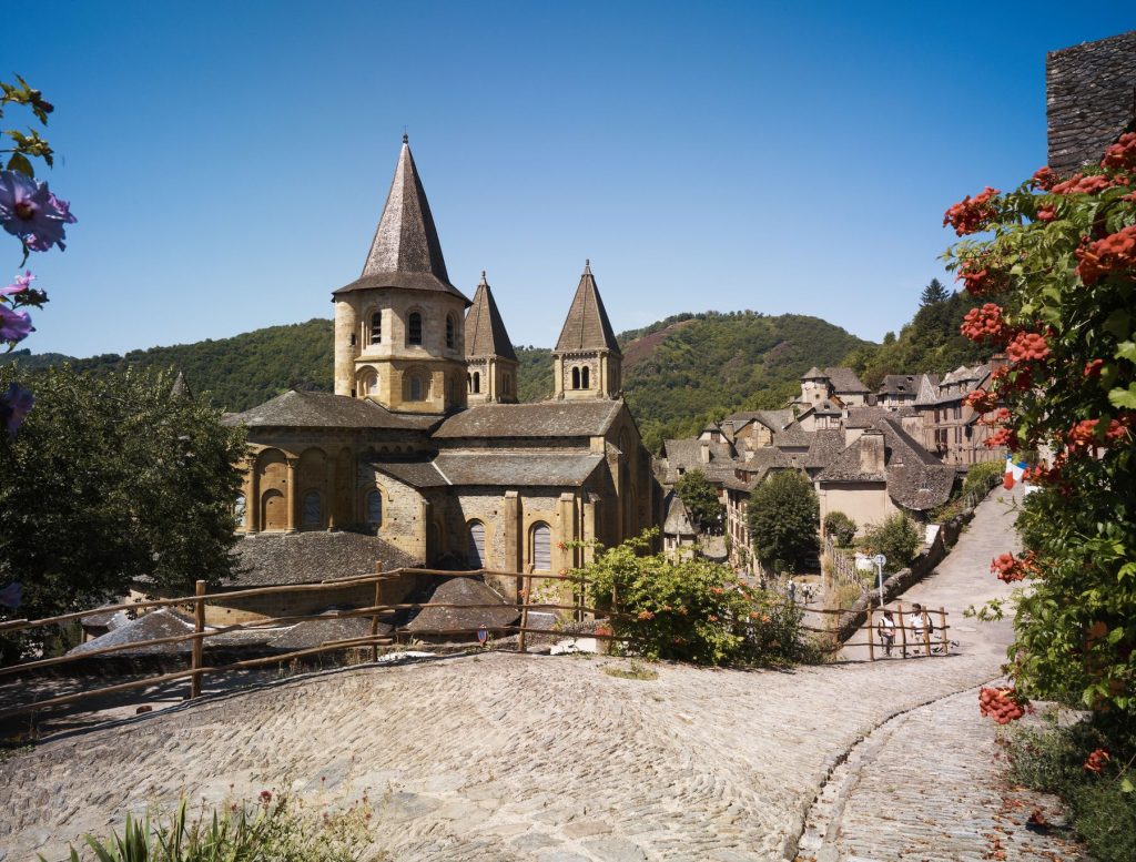 conques-abbatiale-village