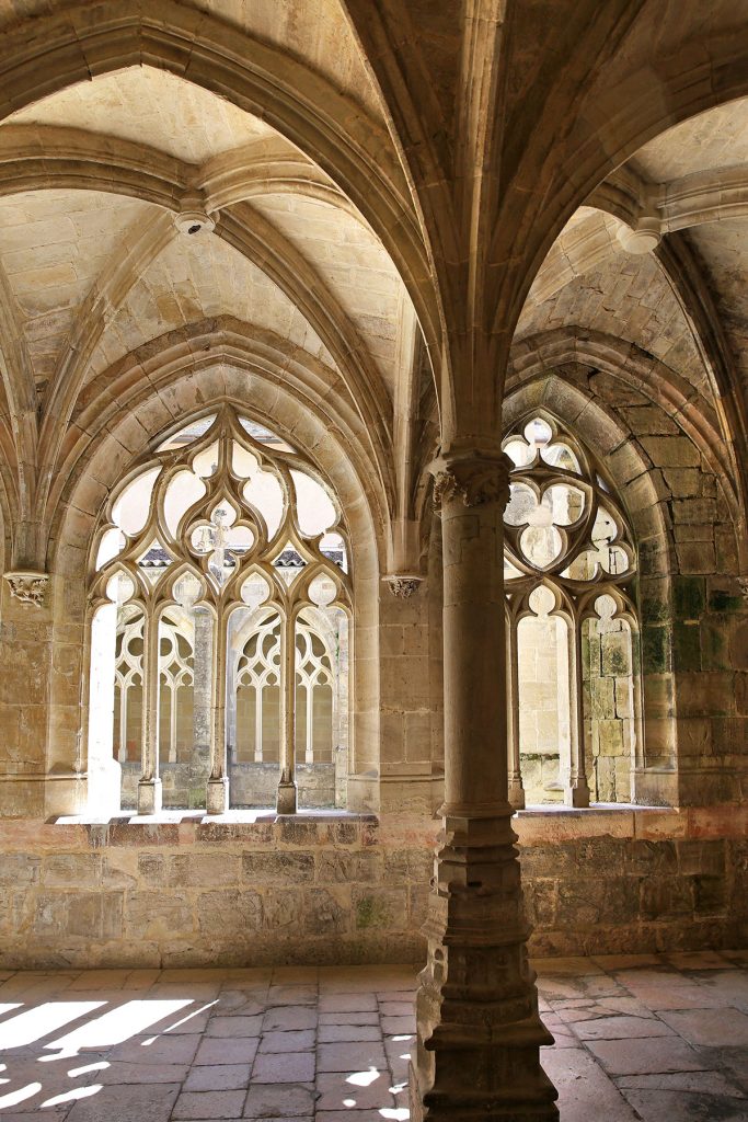 Dentelle de pierre dans le petit cloître de la chartreuse Saint-Sauveur