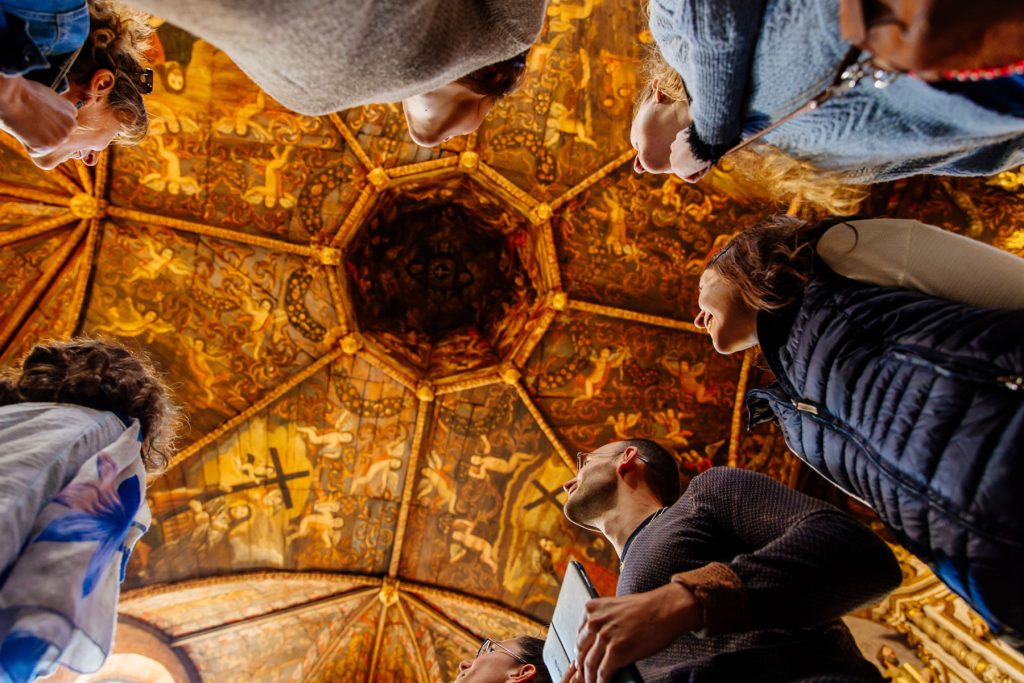 En visite à la chapelle des Pénitents Noirs