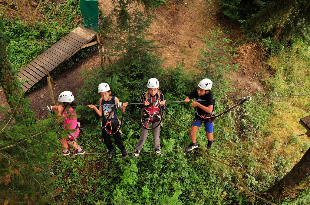 Arrampicata sugli alberi nel centro ricreativo AAGAC