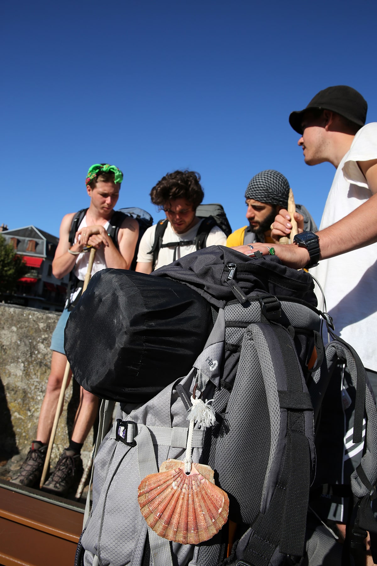 Giovani pellegrini in cammino verso Compostela