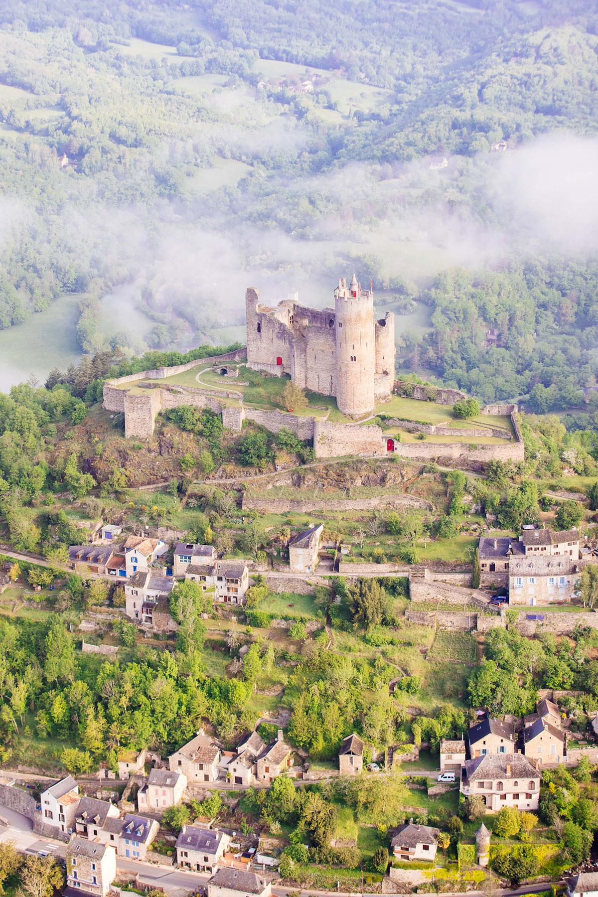 Fort van Najac boven de kloven van de Aveyron