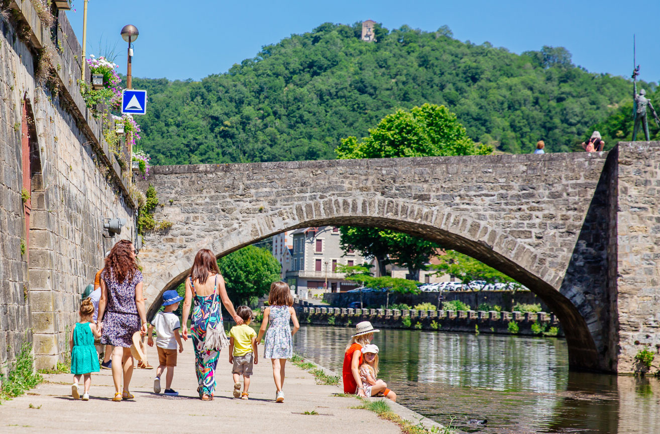 Famille sur les quais de l'Aveyron à Villefranche de Rouergue