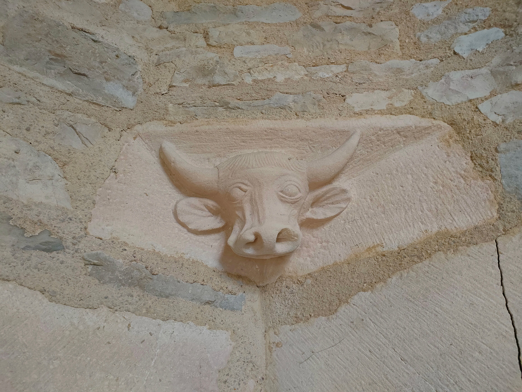 Sculpted bull's head, Galerie Jean-Marie Périer