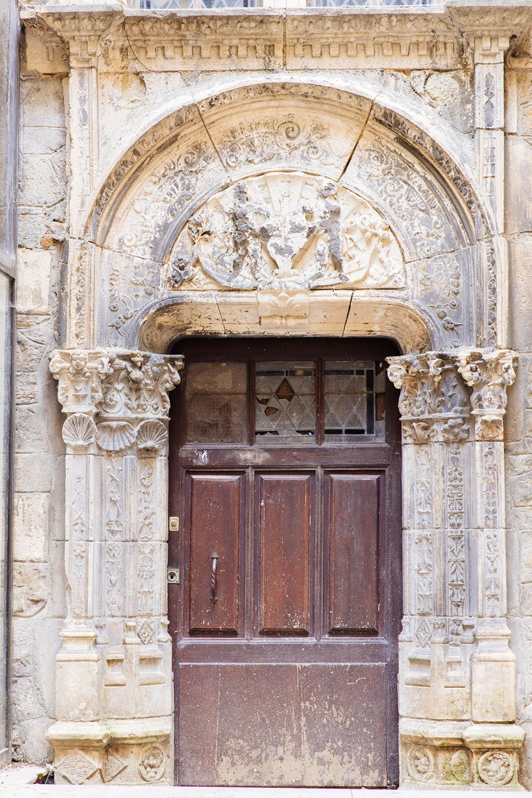 Deur in het bastidestadje Villefranche de Rouergue