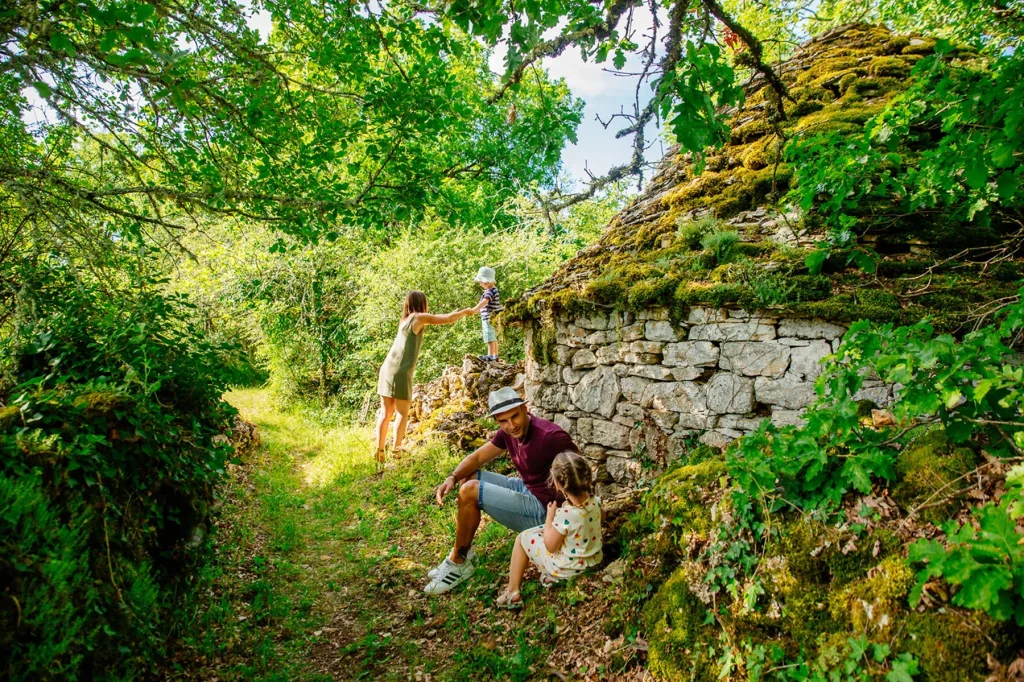 Familienausflug auf dem Causse von Villeneuve d'Aveyron