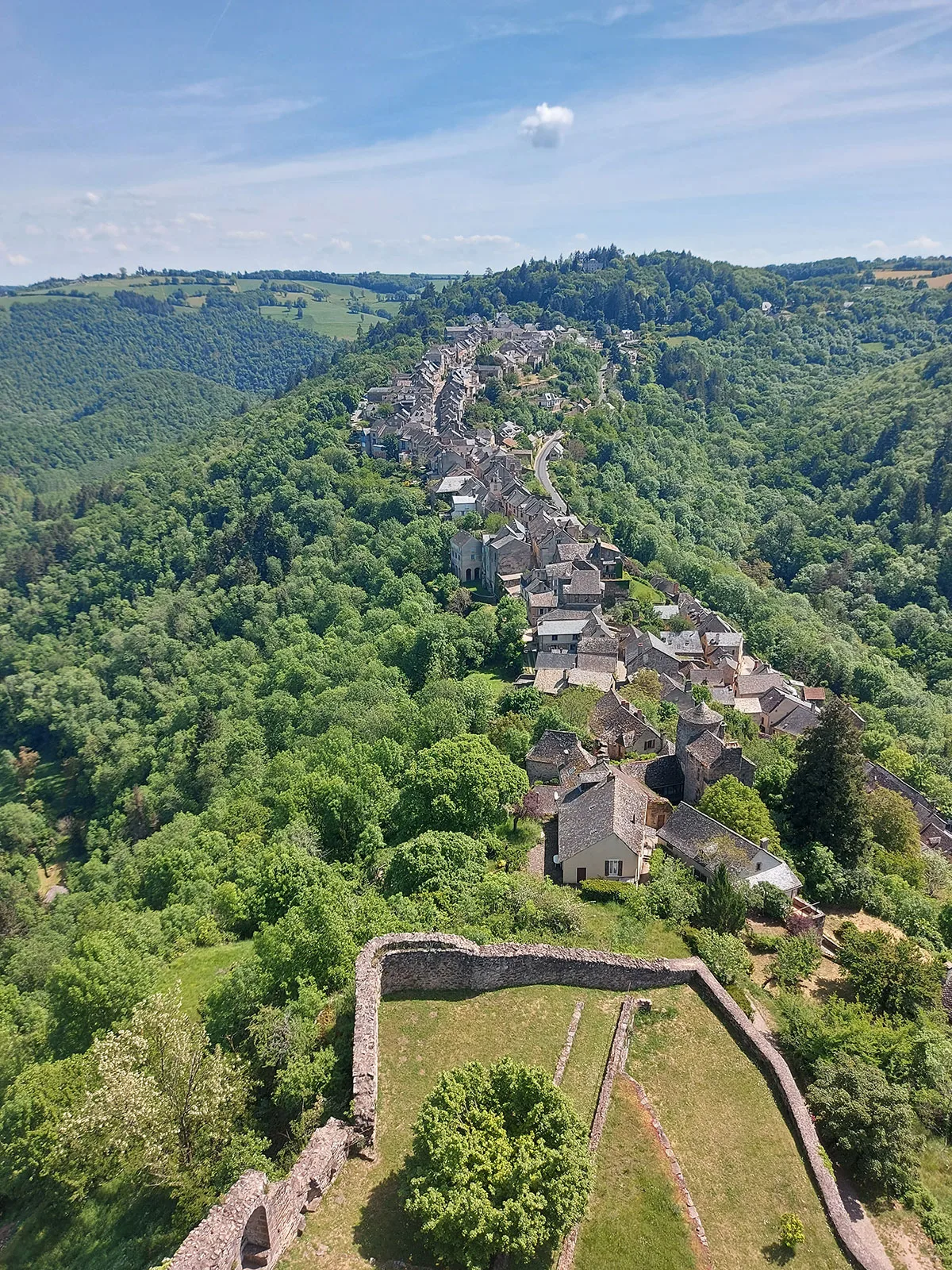 Dorf Najac von der Festung aus gesehen