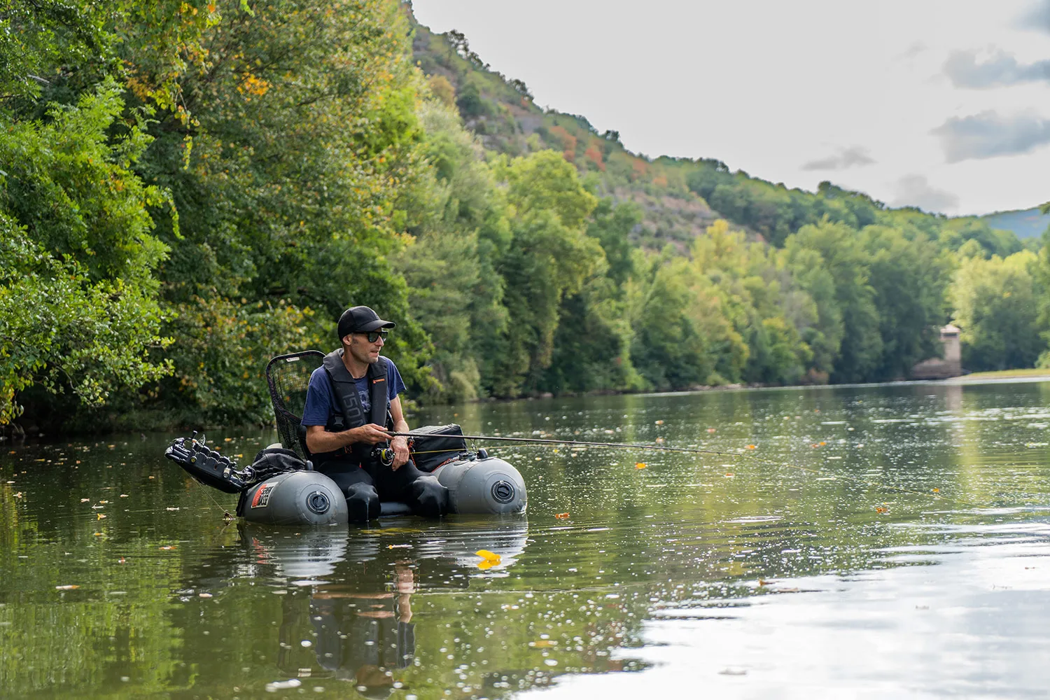 Pesca en bote flotante en el valle del Lot