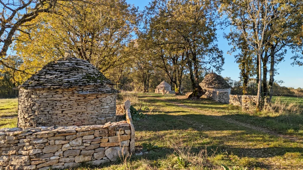 Chemin des caselles à Villeneuve d'Aveyron en automne