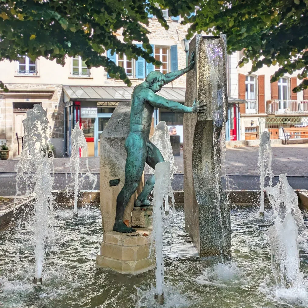 Et l’art dans tout ça ? Sur la promenade du Guiraudet à Villefranche-de-Rouergue, face à l’hôtel de ville, trône une fontaine réalisée par le sculpteur José Ballester en 2006. Elle met en scène un colosse s’appuyant sur une plaque de calcaire et poussant un bloc de granit, avec de l’eau qui coule à ses pieds : une métaphore parfaite de la faille géologique et de la rivière Aveyron.