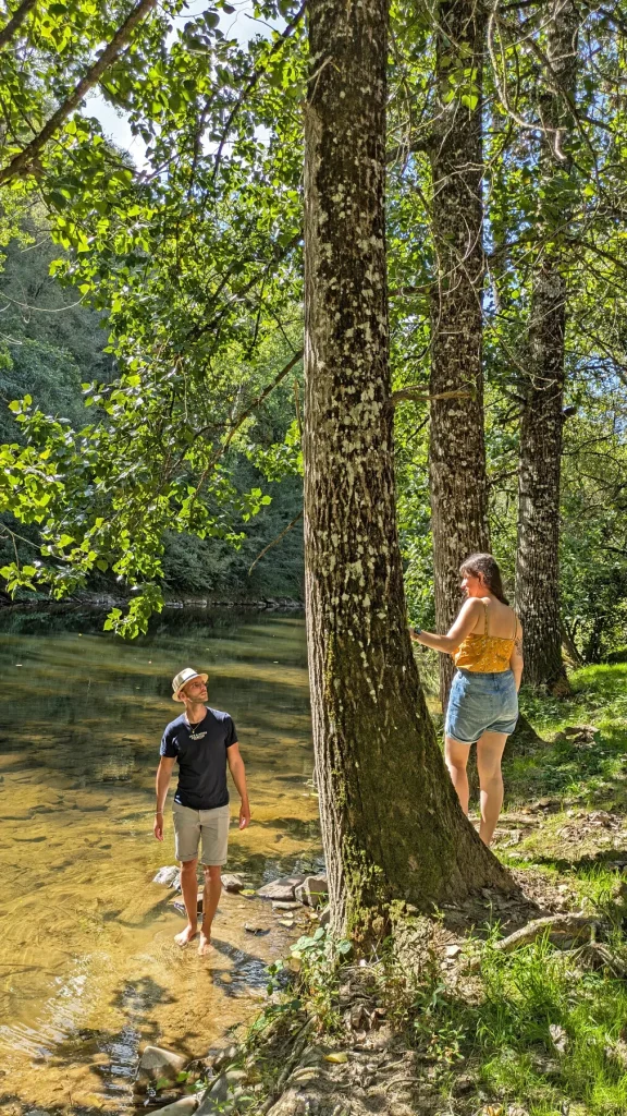Couple en bord de rivière de la vallée du Viaur