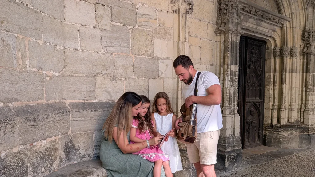 Activité en famille Aveyron - Istorias
Enfants qui jouent ave leurs parents