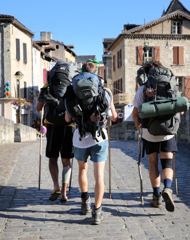 Pelgrims op de Pont des Consuls in Villefranche de Rouergue