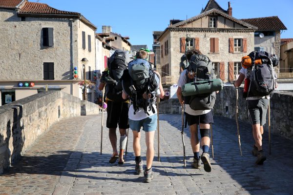 Pilger auf der Pont des Consuls in Villefranche de Rouergue