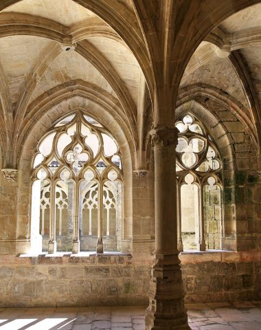 Dentelle de pierre dans le petit cloître de la chartreuse Saint-Sauveur