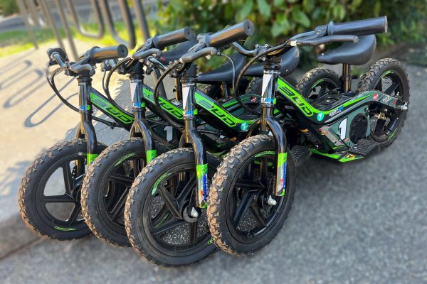 Bicicleta de equilibrio eléctrica para niños.