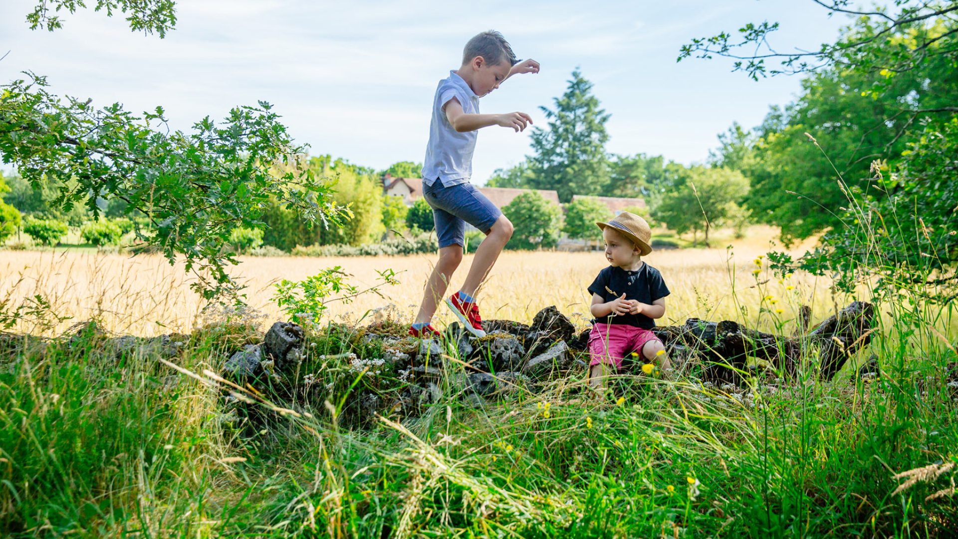 Enfants qui jouent sur le causse