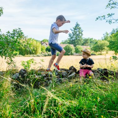 Enfants qui jouent sur le causse