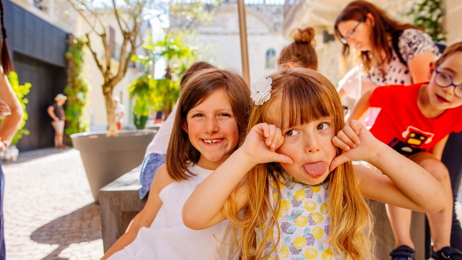 Kinderen die zich vermaken in Villefranche de Rouergue