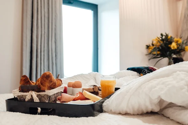 Petit déjeuner au lit à l'hôtel des Fleurines