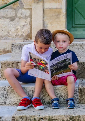 Children on steps in Villeneuve