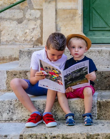 Children on steps in Villeneuve