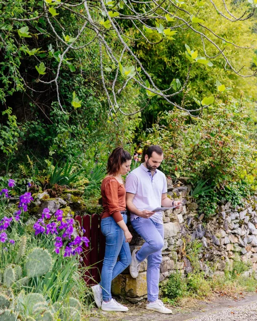 Couple on a walk in Najac