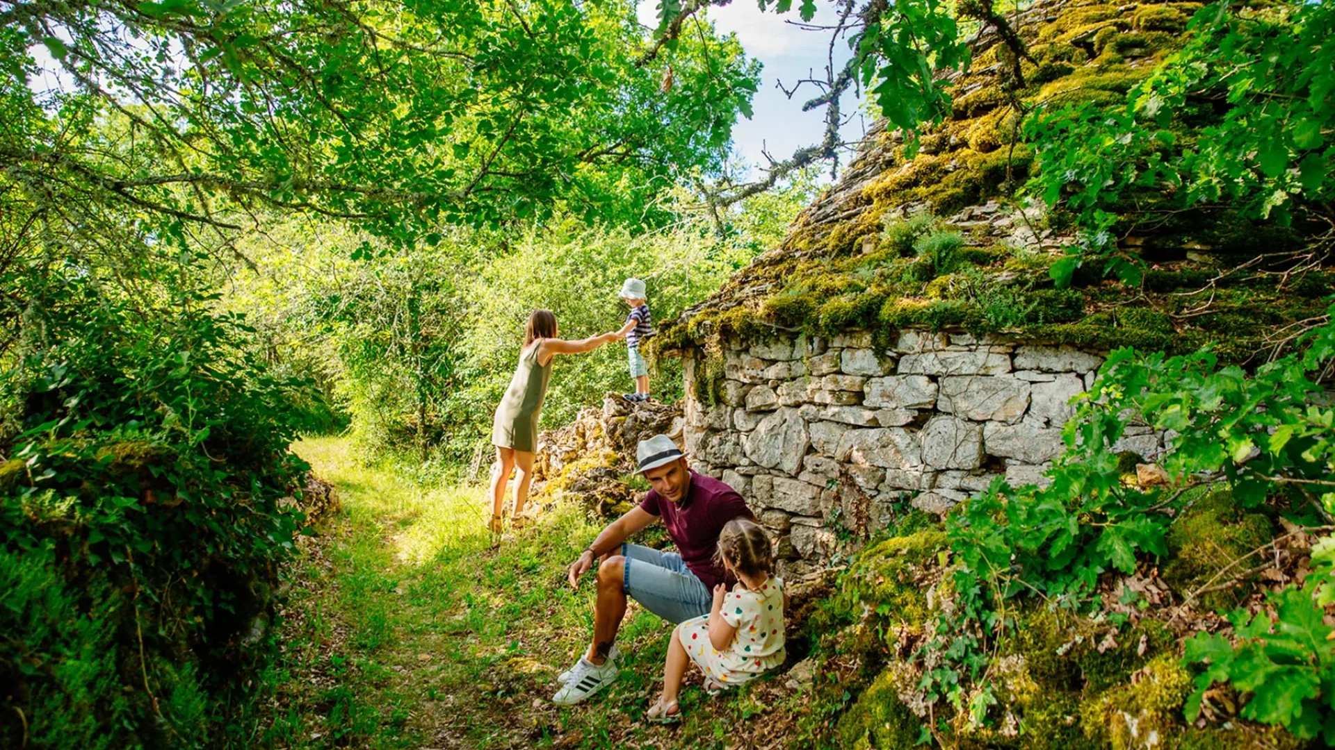 Familie-uitje op de causse van Villeneuve d'Aveyron