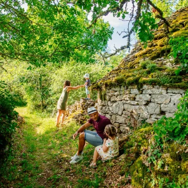Famille en balade sur le causse de Villeneuve d'Aveyron