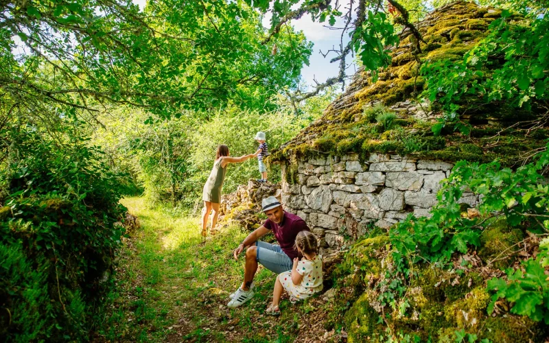 Famille en balade sur le causse de Villeneuve d'Aveyron