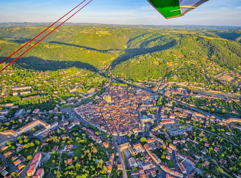 Ouvrir dans la galerie: Vol en ULM au-dessus de Villefranche avec Les Choses de l'Air Villefranche de Rouergue en ULM