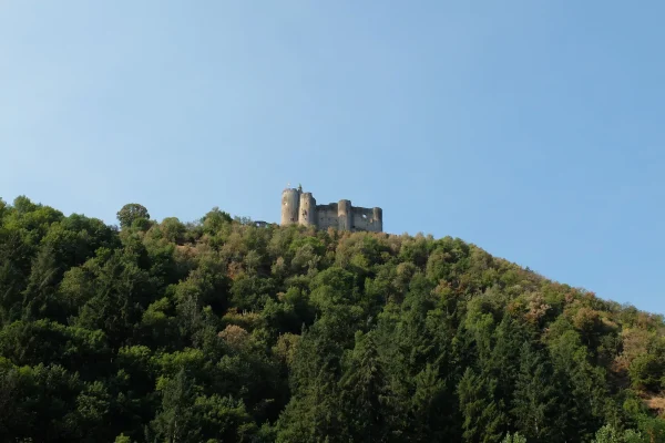 Wandelpad in Najac met uitzicht op het fort.