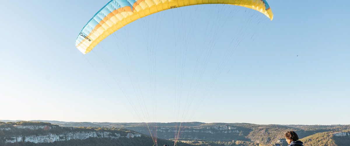 Parapente en el salto de la montaña