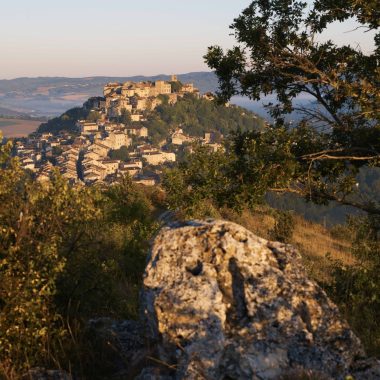 vue sur le village de cordes sur ciel